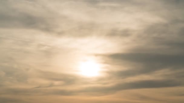 Filmación Rodar Nubes Rojas Crepúsculo Construcción Movimientos Lentos Sunset Sky — Vídeo de stock