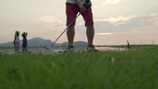 Çift Aşığının Birlikte Golf Oynadığı Görüntüler Golf Topunu Sahadan Sahaya — Stok video