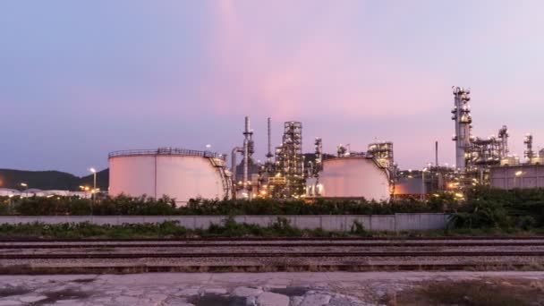 タイムラップ製造石油精製ターミナルは 石油化学の貯蔵のための産業施設です 石油製造製品 発電所だ 時間経過日へ夜Bロールビデオ4K — ストック動画