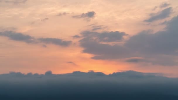 Строят Облака Движения Пушистые Пушистые Белые Облака Истекают Времени Медленно — стоковое видео