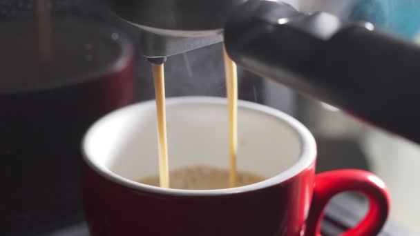 Filmación Rollo Verter Flujo Café Máquina Taza Hogar Haciendo Café — Vídeo de stock