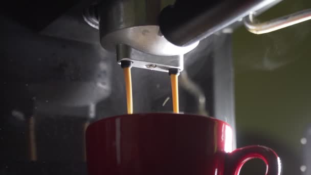 Касета Ролл Наповнює Кавовий Потік Машини Чашку Домашнє Приготування Гарячого — стокове відео