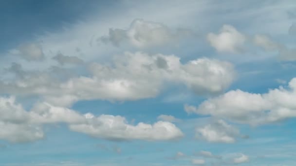 Bewegungswolken Bilden Geschwollene Flauschige Weiße Wolken Himmel Zeitraffer Langsam Ziehende — Stockvideo
