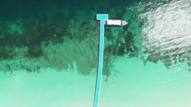 Aerial view okyanus dalgaları, sahil ve kayalık sahil şeridi ve güzel ormanın ikinci filmi. Nyaung Oo Phee Adası Myanmar Tropikal denizleri ve güney Myanmar adaları. Güzel turistik yerler.