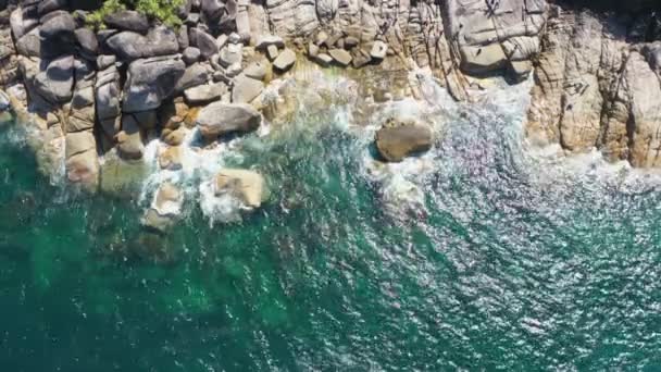 Filmación Roll Vista Aérea Olas Del Océano Playa Costa Rocosa — Vídeo de stock