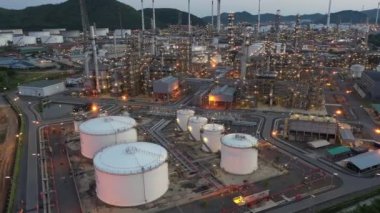 Hava görüntüsü B-roll hafif yağ terminali petrol ve petrokimyasal depolama için endüstriyel bir tesistir. Petrol üretim ürünleri. Elektrik santrali. Az ışık. Kamera b 'nin drone görüntüsü 4k..