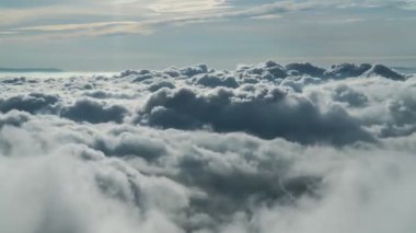 Görüntü B-filmi zaman ayarlı sisli ya da bulutların üzerinde gün doğumunda gökyüzü. Stratus 'tan bir sis denizi oluşur. Sisli vadi tepesi doğası. Zaman akışı Güzel sisli ve bulutlu yavaş hareket eden hava görüntüsü