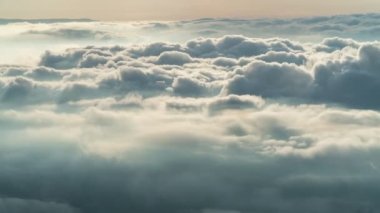 Görüntü B-filmi zaman ayarlı sisli ya da bulutların üzerinde gün doğumunda gökyüzü. Stratus 'tan bir sis denizi oluşur. Sisli vadi tepesi doğası. Zaman akışı Güzel sisli ve bulutlu yavaş hareket eden hava görüntüsü