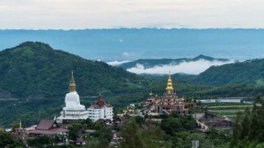 Timelapse beyaz Buddha tapınağının sisli ve yavaş hareket eden dağdaki görüntüsü. Beyaz Buddha 'nın zaman aşımı.