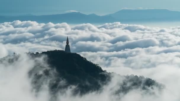 映像Bロール時間は 日の出の空の間に霧や雲を経過します ステータスから霧の海が形成されます 霧の谷の尾根自然 時間の経過美しい霧と曇りは 寺院のタイをカバー — ストック動画