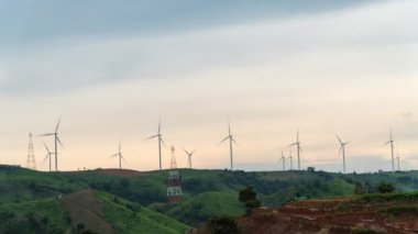 Gün batımında güzel bir gökyüzü ve bulutlu sisli bir havada, çekim B-rulosu güç çiftliği rüzgar türbini. Yeşil enerji kavramı dünyayı kurtarır. Küresel ısınma Rüzgâr türbini çiftliğinin hızlandırılmış görüntüleri.