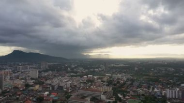 Airial View Drone 'un B görüntüsü. Şehir manzarasının yavaş çekim sahnesini hareket ettiriyor. Dağda güneş doğuyor. Gündoğumunda gökyüzü ve bulutlar. Şehir merkezinin B-film sahnesi.