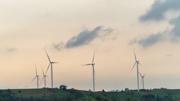 画面B滚滚的时间经过农场风力涡轮机 夕阳西下 天空美丽 雾蒙蒙的 绿色能源概念拯救了世界 全球变暖 时间差视频风力涡轮机场 — 图库视频影像