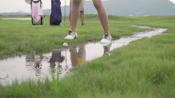 Ağır Çekim Çift Aşığının Birlikte Golf Oynadığı Görüntüler Golf Topunu — Stok video