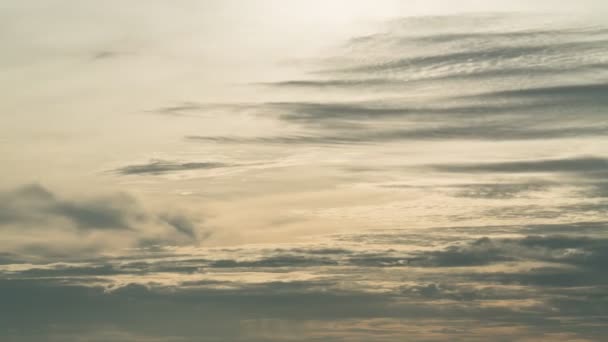 Filmación Rodar Nubes Rojas Crepúsculo Construcción Movimientos Lentos Sunset Sky — Vídeos de Stock