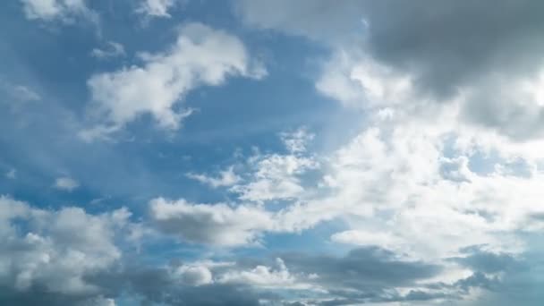 Χτίζοντας Σύννεφα Κίνησης Φουντωτά Χνουδωτά Λευκά Σύννεφα Παρέρχεται Χρόνος Αργά — Αρχείο Βίντεο