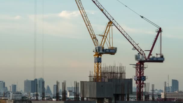 Filmación Rollo Grúas Timelapse Trabajando Sitio Construcción Bajo Cielo Nublado — Vídeos de Stock