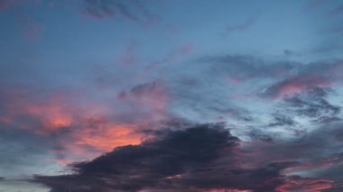 B görüntüsü kırmızı bulutlar alacakaranlık binası yavaş hareket ediyor. Günbatımı Gökyüzü ve bulutlu zaman dilimi. Yavaş hareket eden bulutlar. B-Roll Bulutlu zaman akışı bulutlu. Geçmişe tapan Hıristiyan. fırtına bulutları.