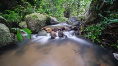 Timelapse Waterfalls 'ın güzel doğadaki B sahnesi. Güzel suyu olan yağmur ormanı. Dağ zamanından akan su, 4k sahnesini hızlandırdı..