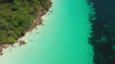 Aerial view okyanus dalgaları, sahil ve kayalık sahil şeridi ve güzel ormanın ikinci filmi. Myanmar Adası, Myanmar 'ın güneyindeki tropikal deniz ve adalar. Güzel turistik yerler.