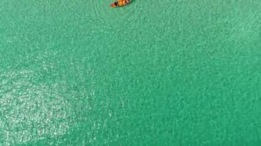 Aerial view okyanus dalgaları, sahil ve kayalık sahil şeridi ve güzel ormanın ikinci filmi. Myanmar Adası, Myanmar 'ın güneyindeki tropikal deniz ve adalar. Güzel turistik yerler.