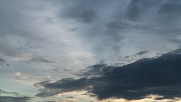 하늘로 구름을 만드는 솜털같은 하늘을 뒤덮었습니다 천천히 움직이고 있어요 없어요 — 비디오