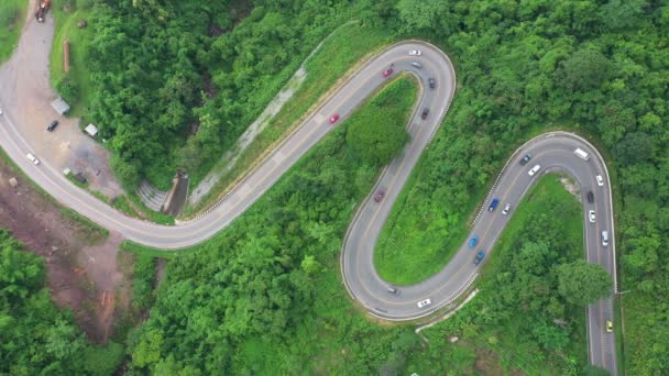 Záběry Letoun Letící Nad Klikatou Klikatou Silnicí Auto Jedoucí Klikaté — Stock video