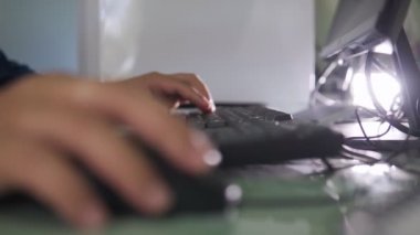 Coronavirus salgını sırasında evde çalışan iş adamlarının kamera kaydıyla klavye bilgisayarında yazı yazılıyor. Yeni normal bir hayat.