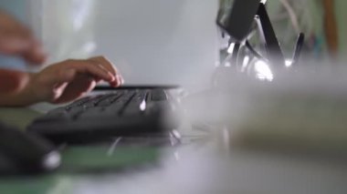 Coronavirus salgını sırasında evde çalışan iş adamlarının kamera kaydıyla klavye bilgisayarında yazı yazılıyor. Yeni normal bir hayat.