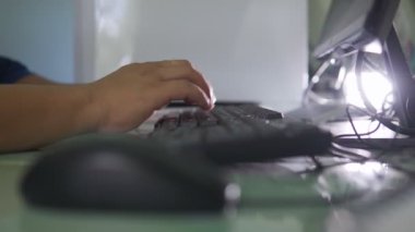 Coronavirus salgını sırasında evde çalışan iş adamlarının kamera kaydıyla klavye bilgisayarında yazı yazılıyor. Yeni normal bir hayat.