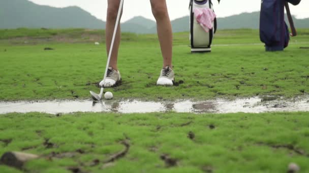 Çift Aşığının Birlikte Golf Oynadığı Görüntüler Golf Topunu Sahadan Sahaya — Stok video