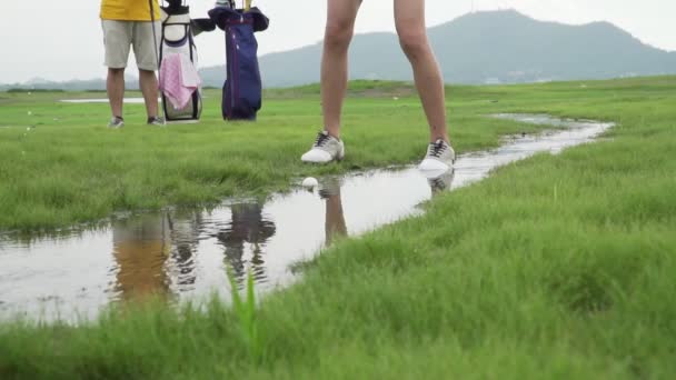 Çift Aşığının Birlikte Golf Oynadığı Görüntüler Golf Topunu Sahadan Sahaya — Stok video