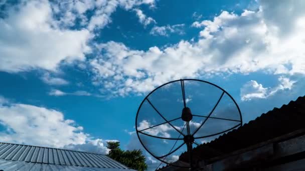 Timelapse Του Οικιακού Δορυφορικού Πιάτου Σύννεφα Που Κινούνται Στο Ηλιοβασίλεμα — Αρχείο Βίντεο