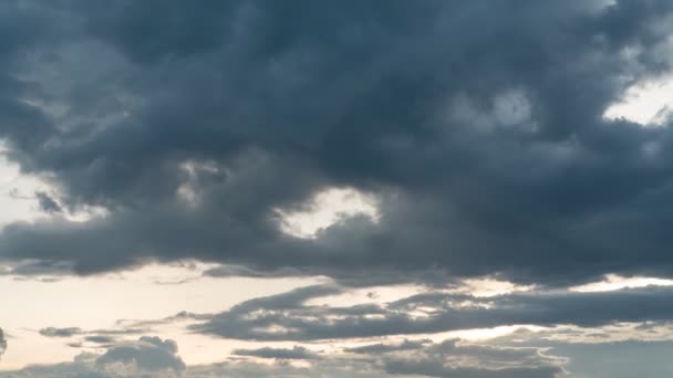 Filmato Rotolare Nuvole Rosse Crepuscolo Costruire Rallentamenti Sunset Sky Timelapse — Video Stock