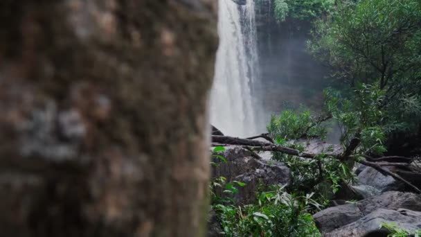 Filmato Rotolo Risoluzione Della Fotocamera Scivolo Meravigliosa Cascata Nella Splendida — Video Stock