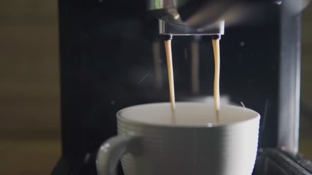 Záběr Roll Pouring Coffee Stream Stroje Šálku Doma Dělám Horký — Stock video