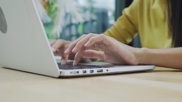 Kadınının Internet Kahve Dükkanında Çalışırken Dizüstü Bilgisayarını Kullanmasının Görüntüsü Sohbet — Stok video