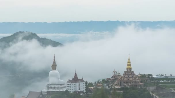 Відеокліп Хронометражний Білий Храм Будди Таїланд Горі Туманним Повільним Переміщенням — стокове відео