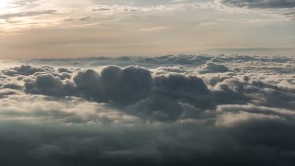 Filmagem Roll Timelapse Nevoeiro Sobre Nuvens Enquanto Céu Nascer Sol — Vídeo de Stock