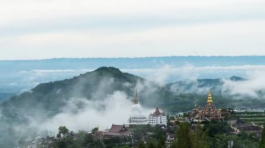 Timelapse beyaz Buddha tapınağının sisli ve yavaş hareket eden dağdaki görüntüsü. Beyaz Buddha 'nın zaman aşımı.