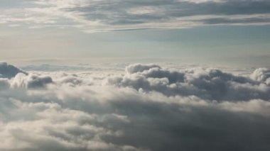 Görüntü B-filmi zaman ayarlı sisli ya da bulutların üzerinde gün doğumunda gökyüzü. Stratus 'tan bir sis denizi oluşur. Sisli vadi tepesi doğası. Zaman akışı Güzel sisli ve bulutlu yavaş hareket eden hava görüntüsü