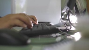 Coronavirus salgını sırasında evde çalışan iş adamlarının kamera kaydıyla klavye bilgisayarında yazı yazılıyor. Yeni normal bir hayat.
