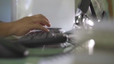 Coronavirus salgını sırasında evde çalışan iş adamlarının kamera kaydıyla klavye bilgisayarında yazı yazılıyor. Yeni normal bir hayat.