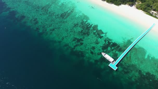 Bilder Rulle Med Havsvågor Strand Och Stenig Kust Och Vacker — Stockvideo