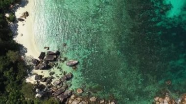 Aerial view okyanus dalgaları, sahil ve kayalık sahil şeridi ve güzel ormanın ikinci filmi. Myanmar Adası, Myanmar 'ın güneyindeki tropikal deniz ve adalar. Güzel turistik yerler.