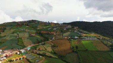 Air View Drone 'un görüntüsü. Dağ manzaralı gökyüzü ve bulutlar üzerinde uçuyor. Phu Thap Buek, Tayland' ın güzel doğa ve tarım çiftliği..