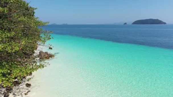 Bilder Rulle Med Havsvågor Strand Och Stenig Kust Och Vacker — Stockvideo