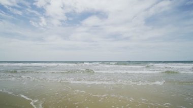 Plaj denizi, yaz mevsiminde deniz manzarası. Video klipsi. Gün boyunca parıltı ve güzel deniz dalgaları. Kamera 4k sahnesi..