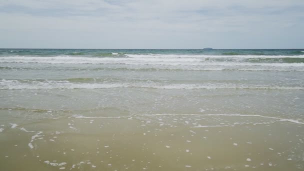 海滩海 夏日阳光下的海滩海景观 视频剪辑 白天闪烁美丽的海浪 镜头B Roll场景4K — 图库视频影像