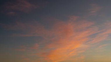 B görüntüsü kırmızı bulutlar alacakaranlık binası yavaş hareket ediyor. Günbatımı Gökyüzü ve bulutlu zaman dilimi. Yavaş hareket eden bulutlar. B-Roll Bulutlu zaman akışı bulutlu. Geçmişe tapan Hıristiyan. fırtına bulutları.
